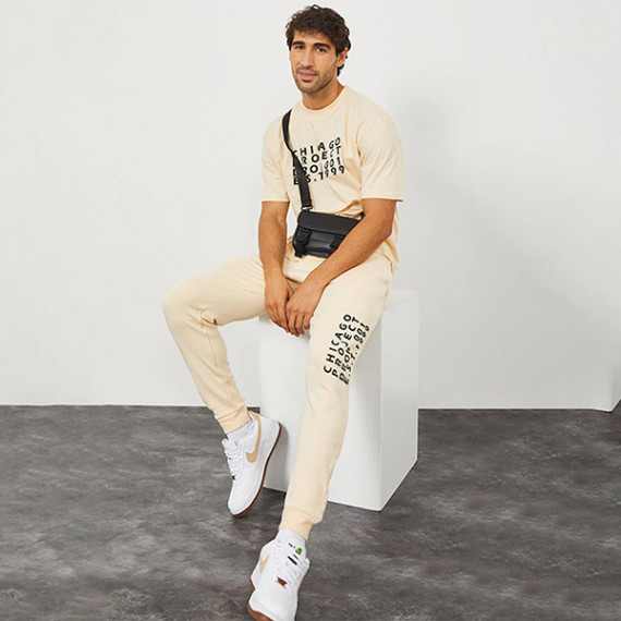 http://393881.2783915.xyz/products/men-cream-colored-solid-slim-fit-cotton-joggers