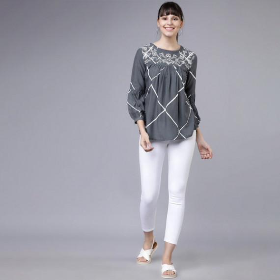 http://393881.2783915.xyz/products/women-grey-and-white-printed-a-line-top