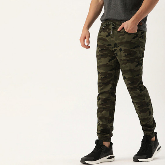 http://393881.2783915.xyz/products/men-olive-green-camouflage-printed-slim-fit-joggers-trousers