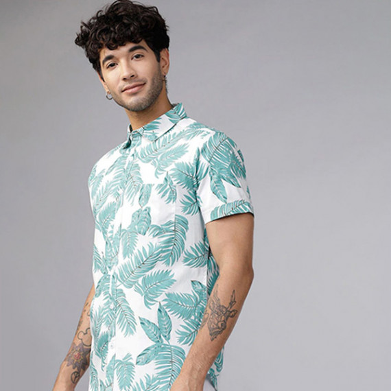 http://393881.2783915.xyz/products/men-green-white-slim-fit-printed-casual-shirt