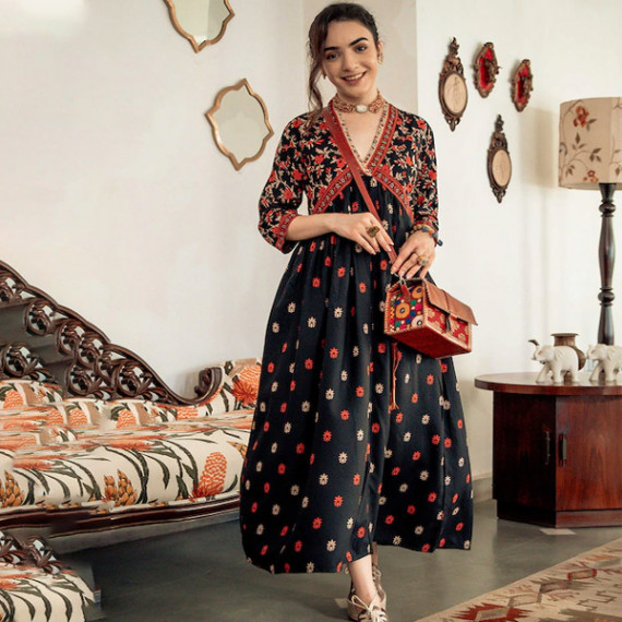 http://393881.2783915.xyz/products/black-orange-ethnic-motifs-printed-maxi-dress